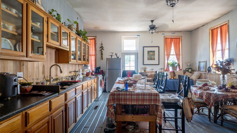 More Photos Of 385 Main St, Mammoth Spring General Retail For Sale