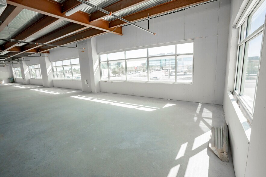 More Photos Of 404 Veterans Airpark Ln, Midland Office For Sale