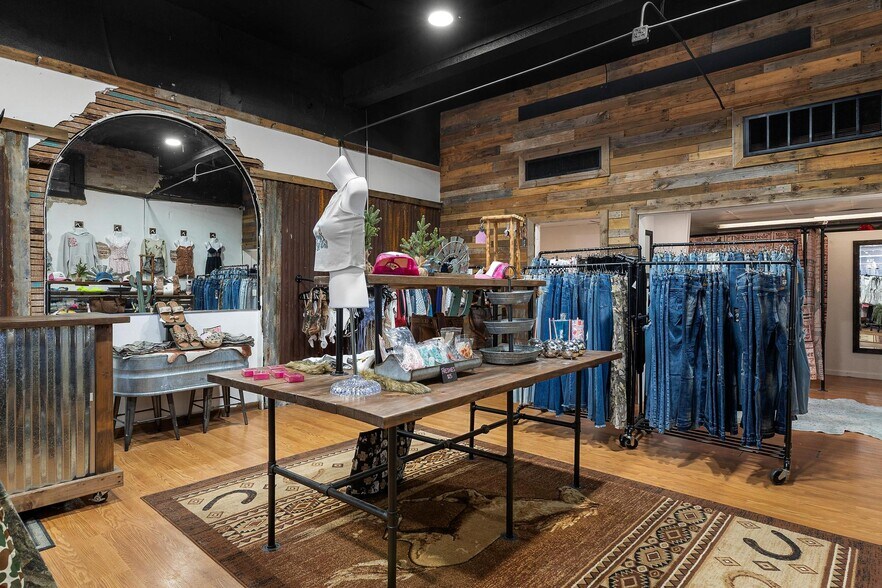 More Photos Of 200 W Main St, Leesburg Storefront Retail Residential For Lease