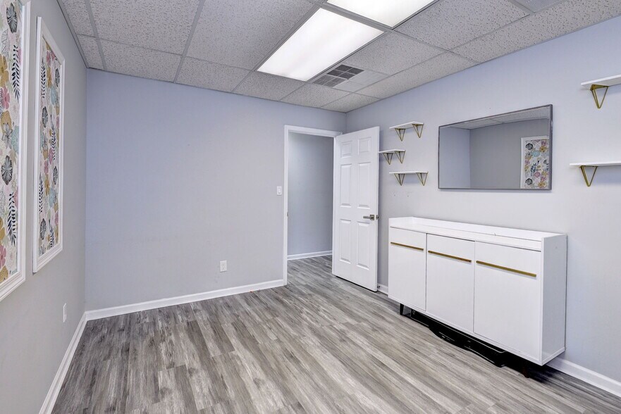 More Photos Of 1313 Jamestown Rd, Williamsburg Office For Sale
