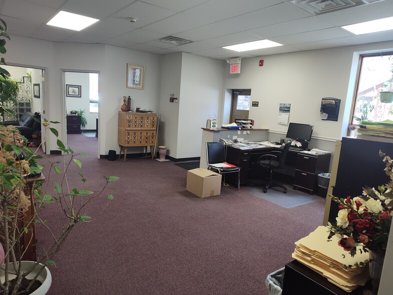 More Photos Of 300 5th St, Belvidere Light Distribution For Sale