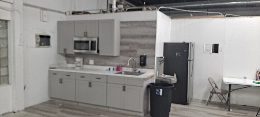 More Photos Of 4339 8th Ave S, Saint Petersburg Warehouse For Lease