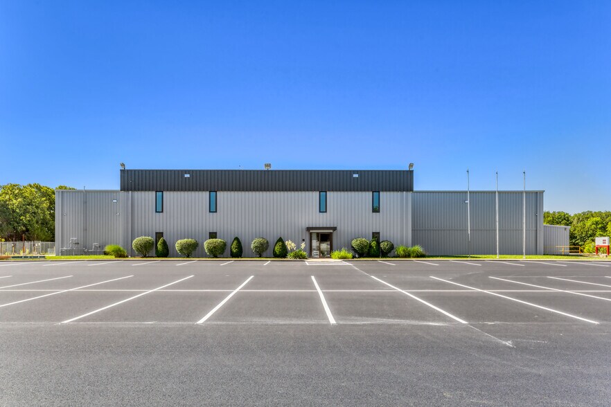 Primary Photo Of 1402 E Veterans Memorial Pky, Warrenton Manufacturing For Sale