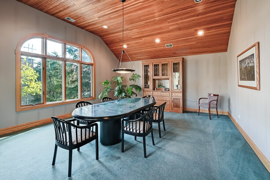 More Photos Of 15 N Lincoln St, Hinsdale Office For Sale