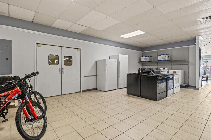 More Photos Of 304 W Jefferson St, Quincy Freestanding For Sale