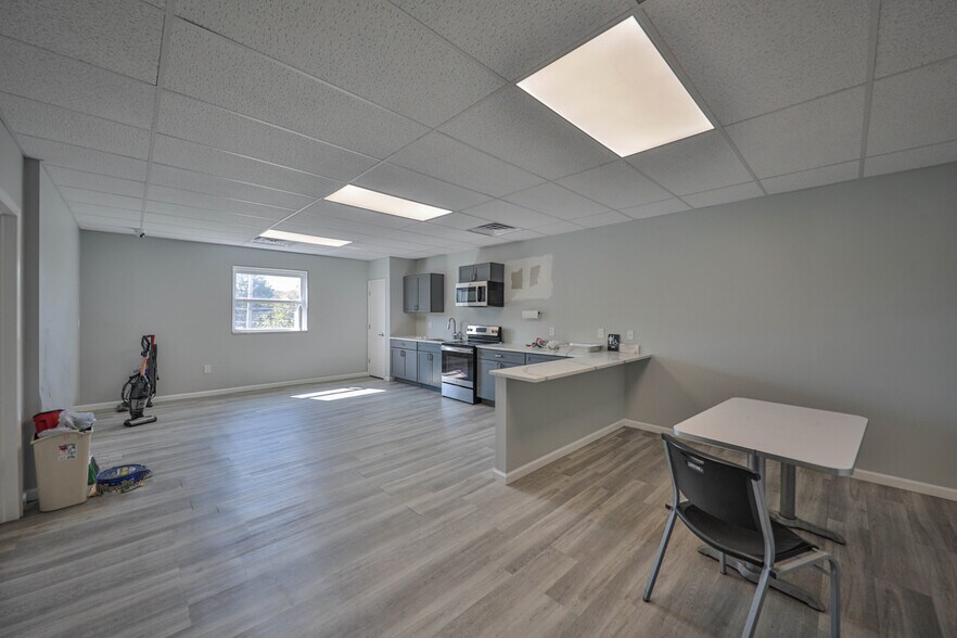 More Photos Of 543 Marshall St, Phillipsburg Light Distribution For Sale