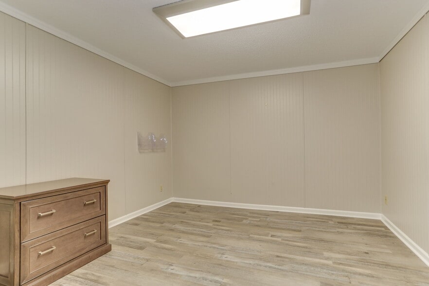 More Photos Of 1222 Executive Blvd, Chesapeake Showroom For Lease
