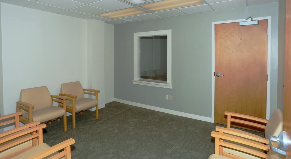 Primary Photo Of 500-576 Pine Hollow Rd, McKees Rocks General Retail For Lease