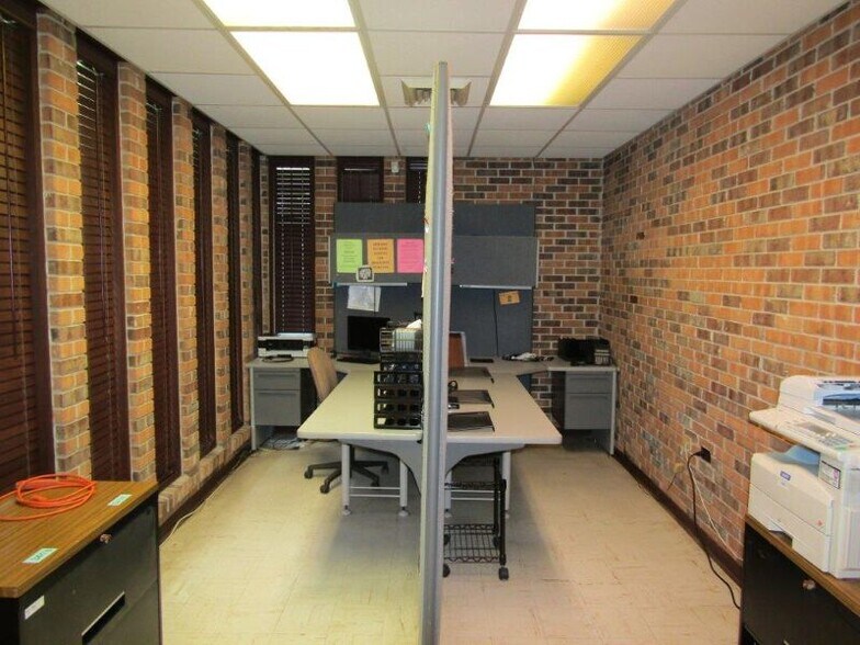 More Photos Of 301 Julia St, New Iberia Office For Lease