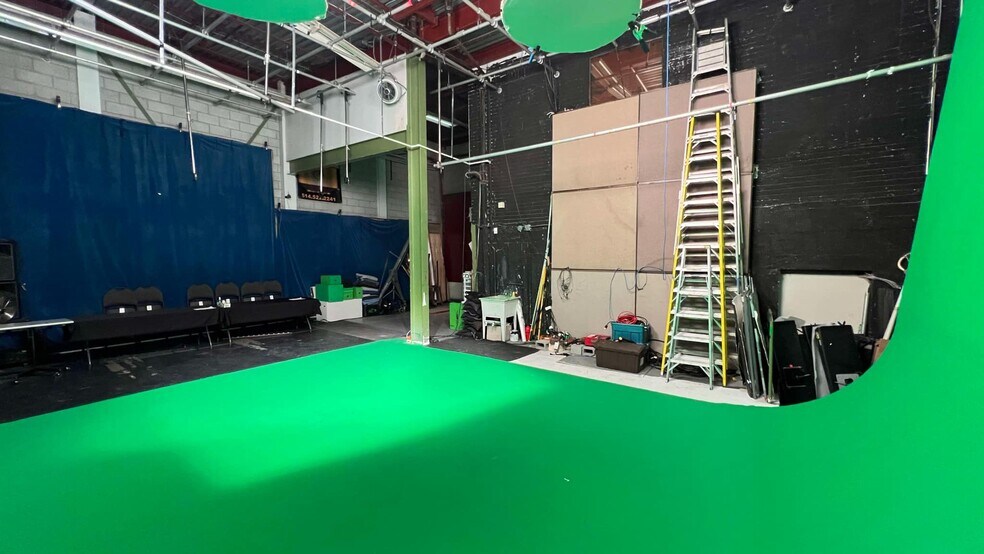 More Photos Of 2251 Av Papineau, Montréal Light Distribution For Lease