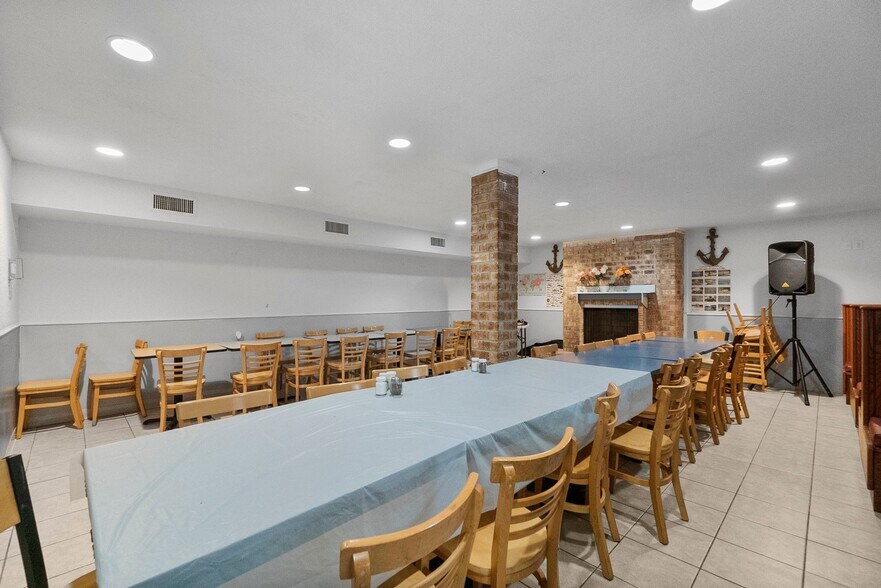 More Photos Of 1400 N Frazier St, Conroe Restaurant For Sale