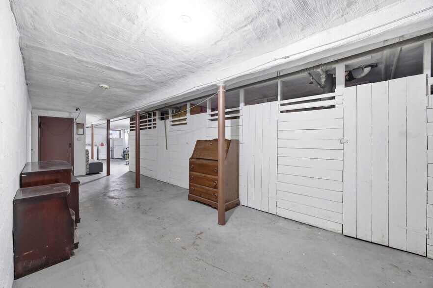 More Photos Of 7861 75th St, Glendale Multifamily For Sale