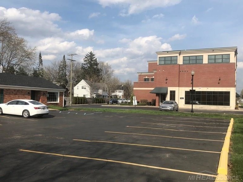 More Photos Of 6201 Chicago Rd, Warren Medical For Lease