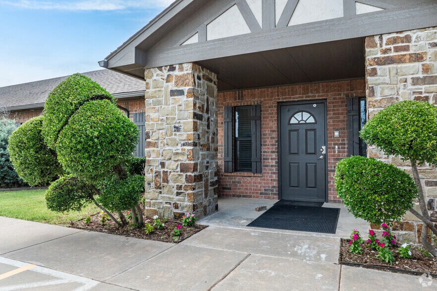 More Photos Of 9400 S I-35 Service Rd, Moore Office For Sale