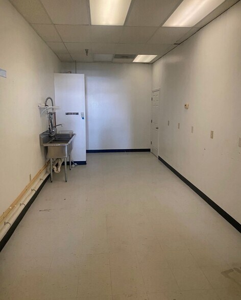 More Photos Of 1 Cherry Tree Plz, Washington Storefront For Lease