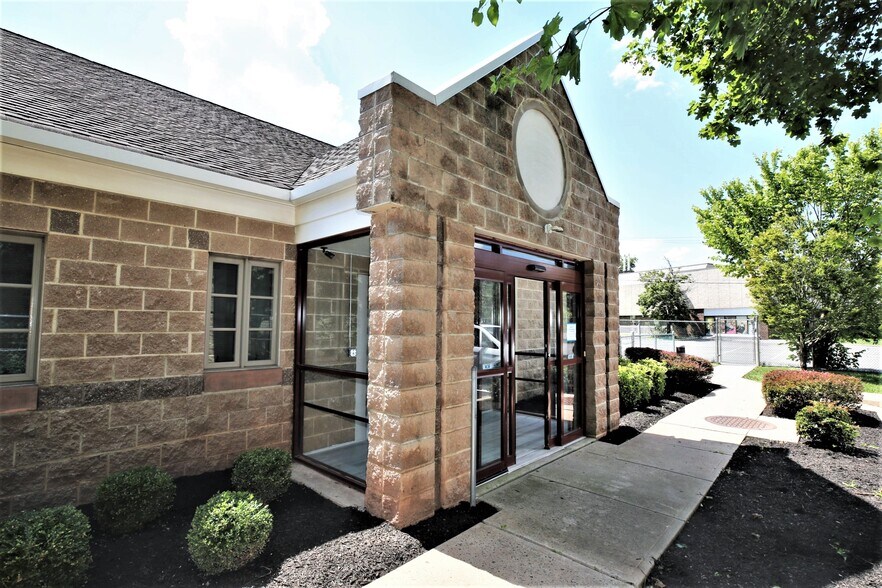 More Photos Of 60 Millstone Rd, Somerset Light Distribution For Sale