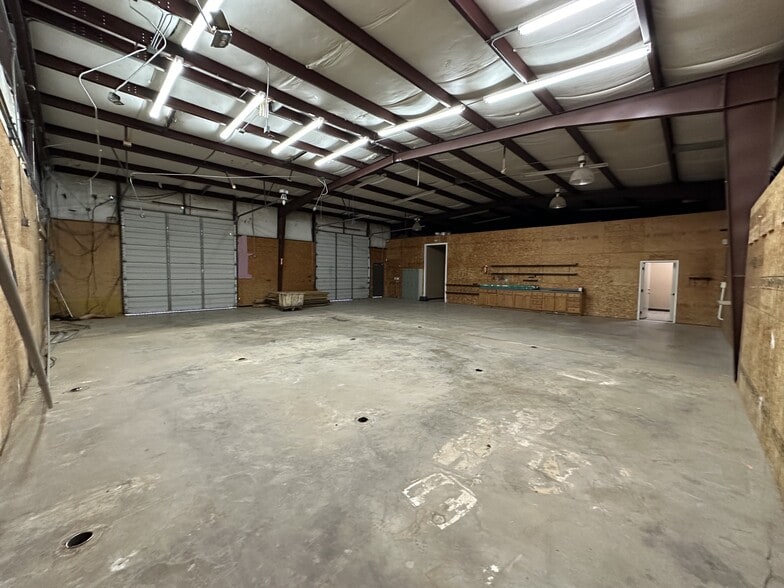 More Photos Of 13106 Lookout Rdg, San Antonio Warehouse For Sale