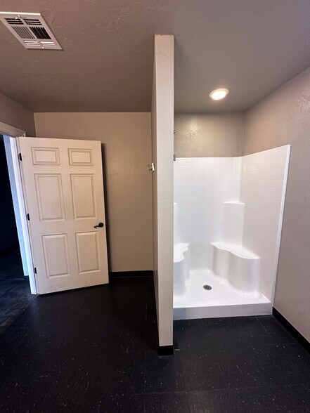 More Photos Of 524 Tower Dr, Moore Flex For Lease