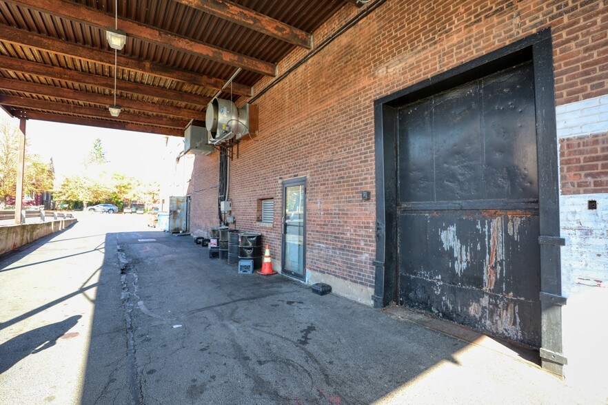More Photos Of 423-425 Main St, Middletown Office For Sale