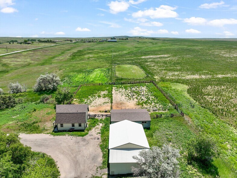 More Photos Of 1335 S Kio St, Watkins Veterinarian Kennel For Sale