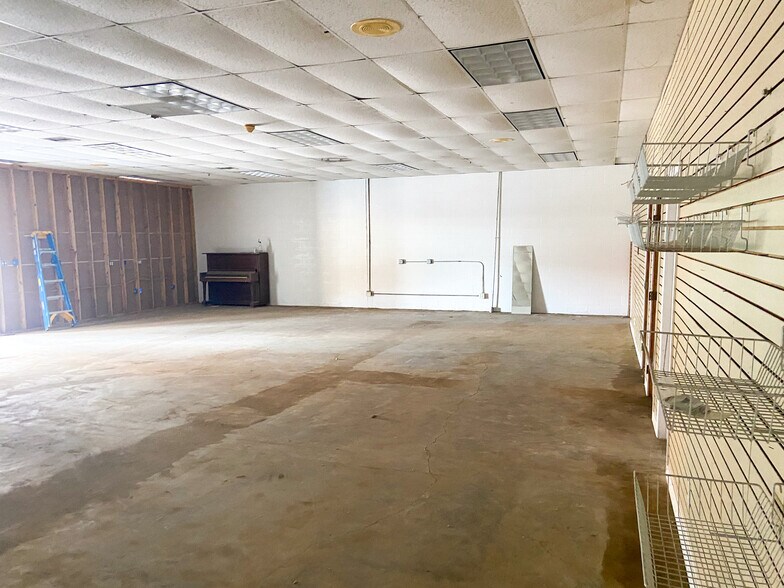 More Photos Of 104 N Robb, Trinity Storefront Retail Office For Sale