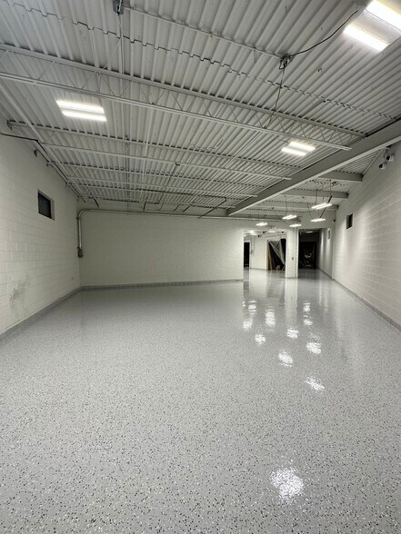 More Photos Of 3200 W Le Moyne Ave, Stone Park Warehouse For Lease