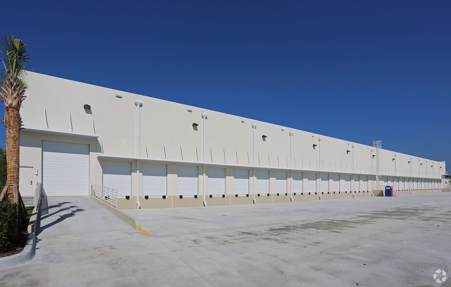 More Photos Of 2211 Vista Pky N, West Palm Beach Warehouse For Lease