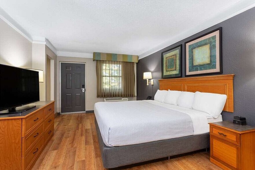 More Photos Of 7750 Davis Hwy, Pensacola Hotel For Sale