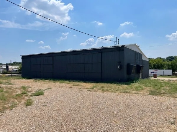 Primary Photo Of 1010 E Clarendon Dr, Dallas Distribution For Lease