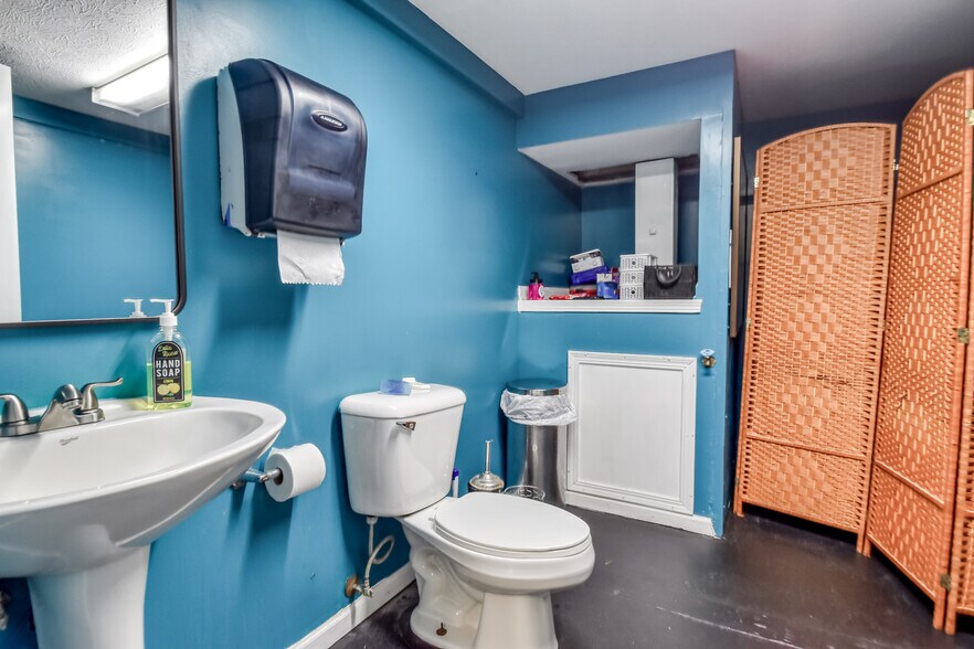 More Photos Of 4199 Main St, Perry Flex For Sale