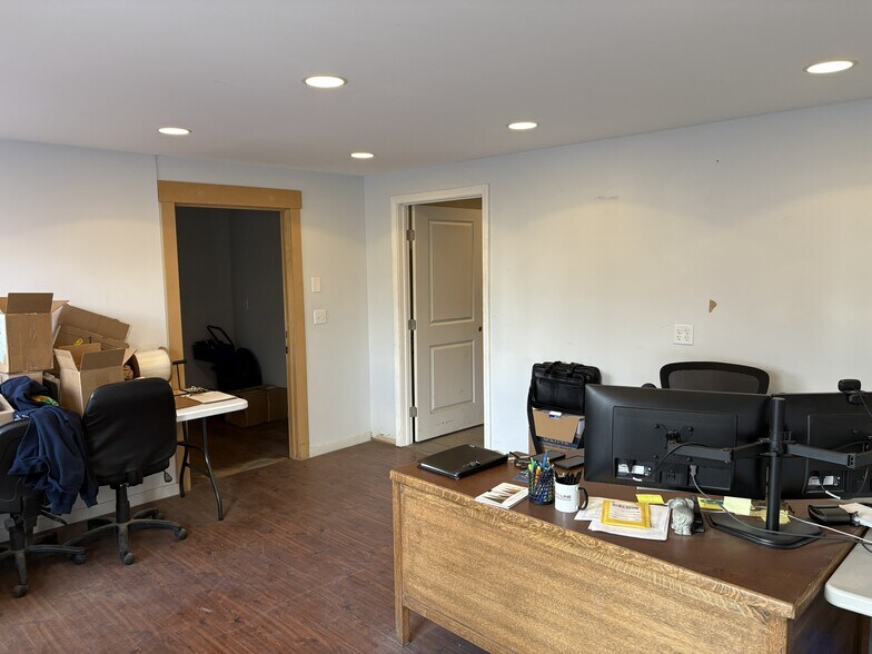 More Photos Of 1000 E Industrial Park Dr, Manchester Service For Lease