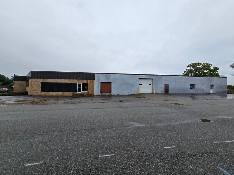 More Photos Of 100 Glen Rd, Cranston Manufacturing For Lease