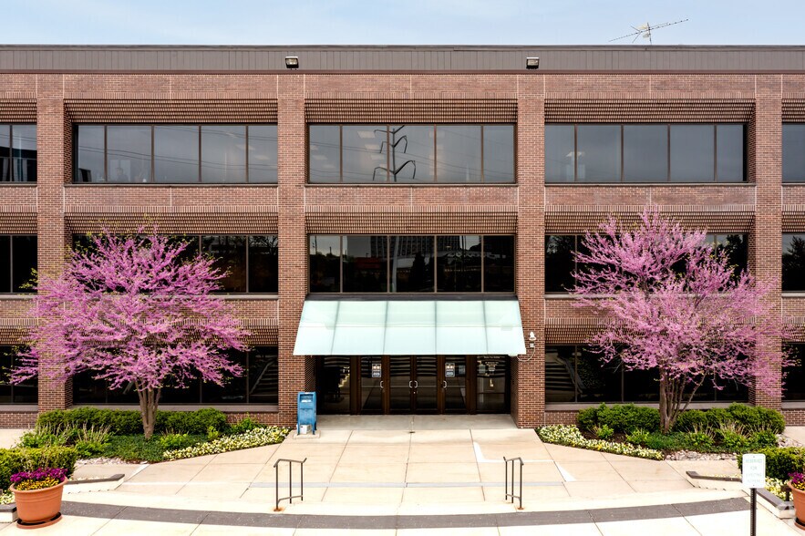 More Photos Of 1200 Jorie Blvd, Oak Brook Office Residential For Lease