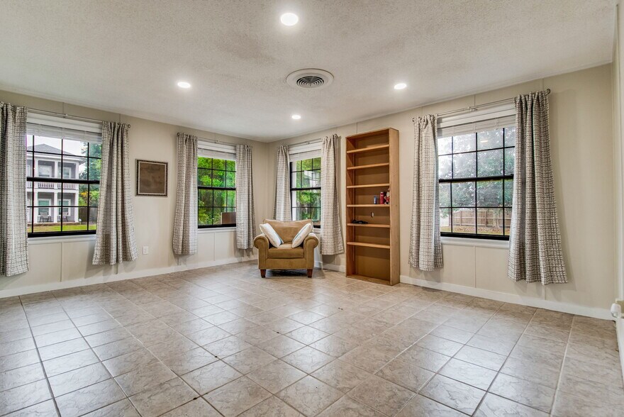 More Photos Of 725 S J St, Pensacola Office Residential For Sale