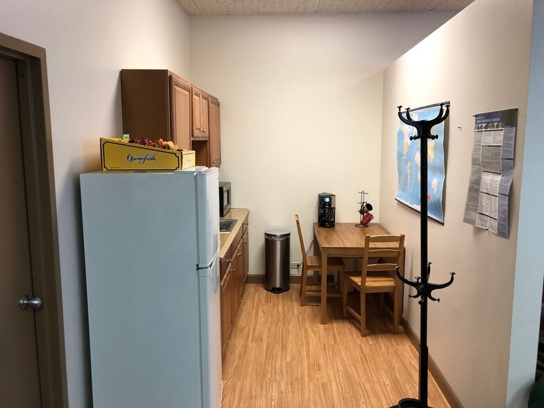 More Photos Of 220-320 Howard Ave, Des Plaines Light Distribution For Sale