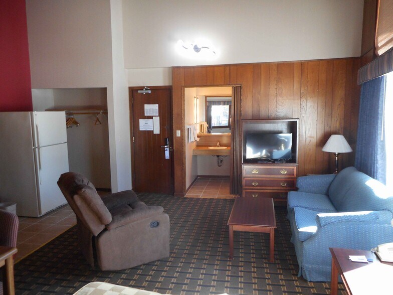 More Photos Of 325 Fire Monument Rd, Hinckley Hotel For Sale