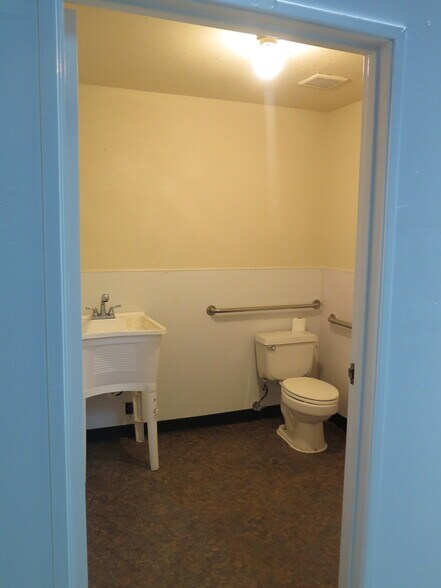 More Photos Of 17205 Eucalyptus St, Hesperia Unknown For Lease