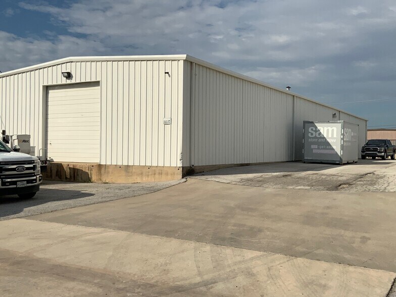 More Photos Of 641 Industrial Blvd, Grapevine Distribution For Lease