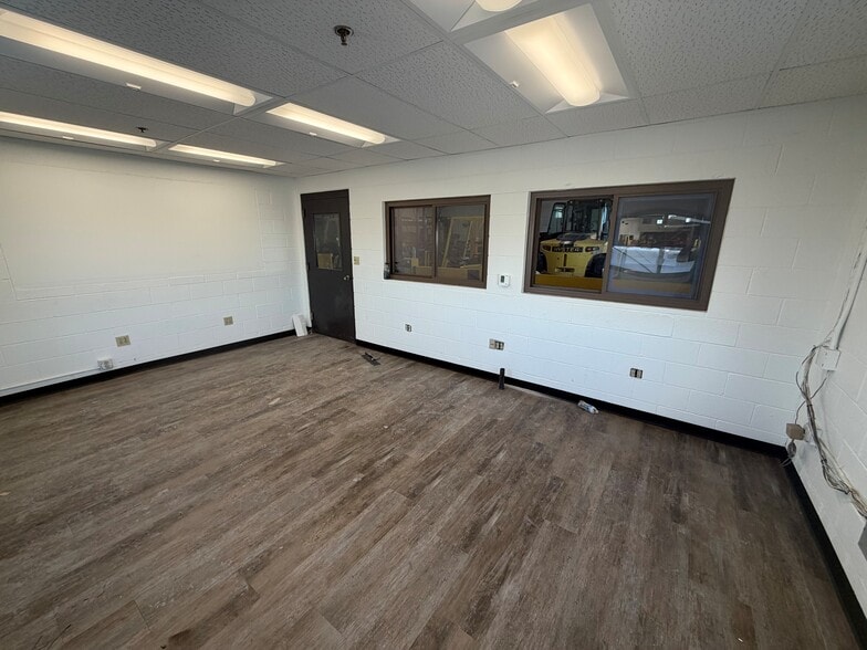 More Photos Of 5500 N Lovers Lane Rd, Milwaukee Distribution For Lease