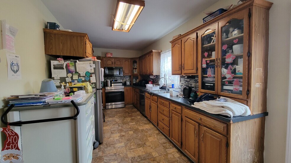 More Photos Of 522 Main St, Rockwood Specialty For Sale