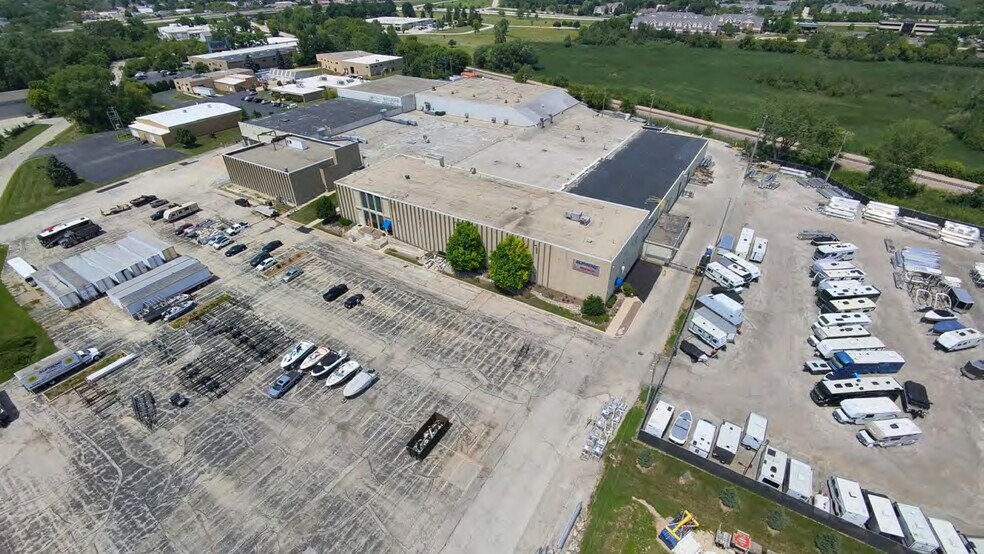 More Photos Of 1045 Hickory St, Pewaukee Warehouse For Lease