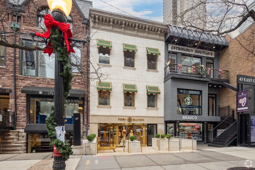 More Photos Of 45 E Oak St, Chicago Storefront For Lease