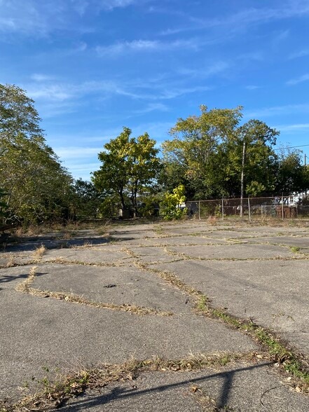 More Photos Of 1321 Forest Ave, Middletown Warehouse For Sale