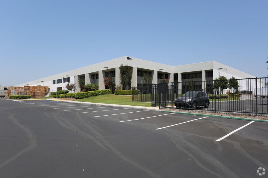 More Photos Of 2801-2803 S Yale St, Santa Ana Distribution For Lease