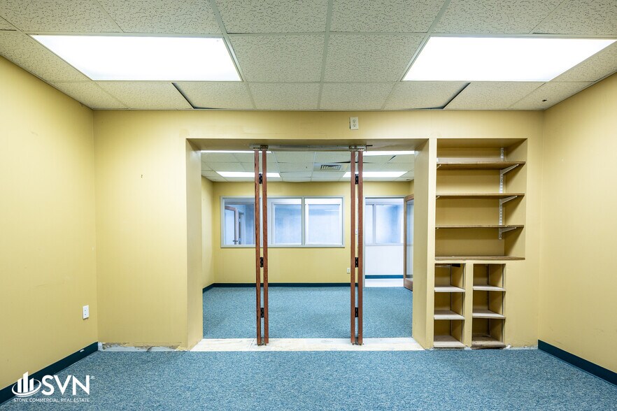More Photos Of 881 Newtown Pike, Lexington Flex For Lease