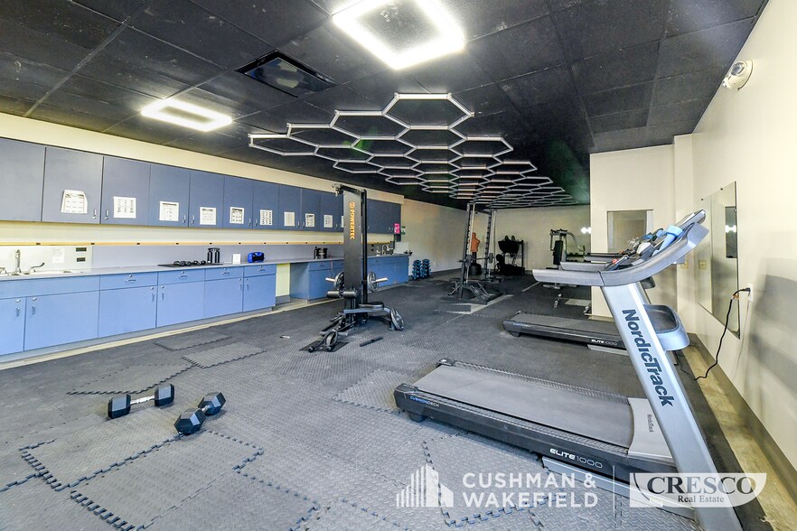 More Photos Of 14445 Broadway Ave, Cleveland Office For Sale