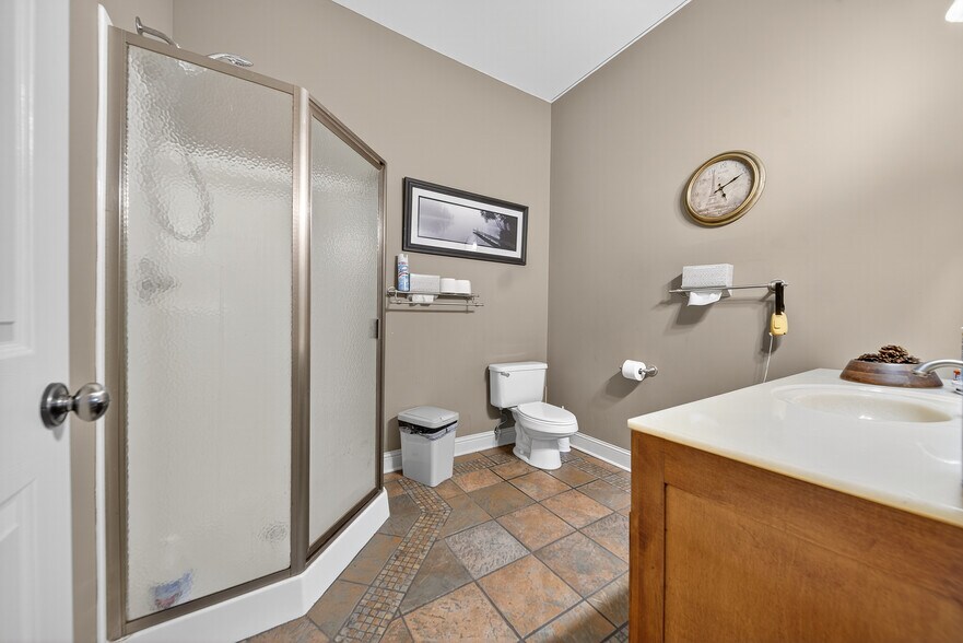 More Photos Of 109 7th Ave E, Springfield Flex For Sale