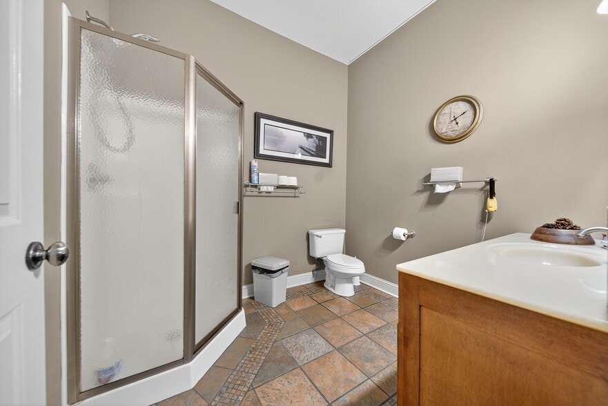 More Photos Of 109 7th Ave E, Springfield Flex For Sale