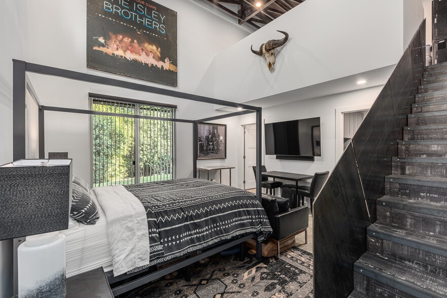 More Photos Of 4798 Iberia Ave, Dallas Office For Sale