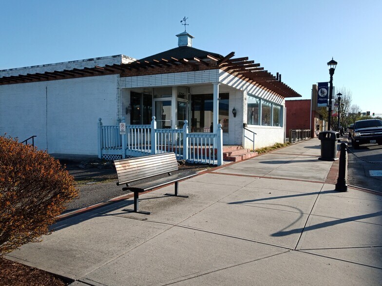 More Photos Of 525 Main St, Altavista Restaurant For Sale